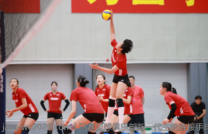 马赛足球俱乐部新一代主教练接手球队迎接挑战
